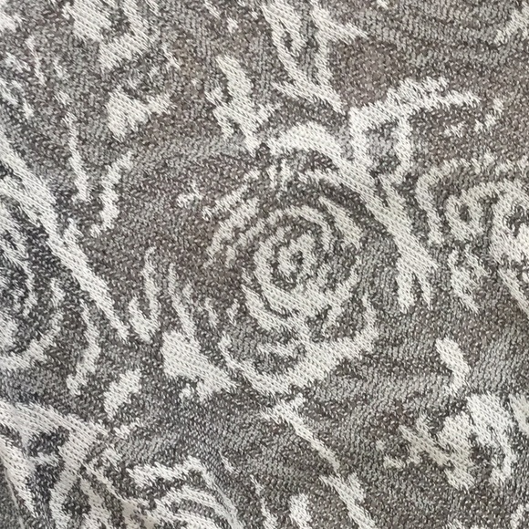 TYCHE LACY Shawl and Cover Up Rose Pattern One Size - Picture 8 of 11